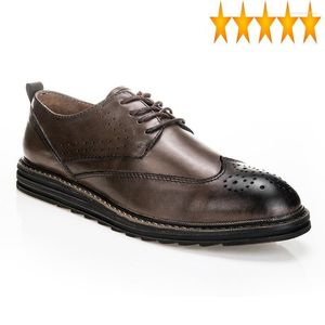 Sukienka buty mężczyźni rzeźbione marka Brogue Business swobodne skórzane skórzane zimowe retro koronki w górę oddychającą płaskie trampki