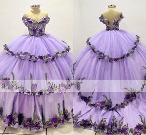 2023 Designer Purple Green Floral Applique Quinceanera kl￤nningar fr￥n axeln tre lager Princess Ball kl￤nning s￶t 16 kl￤nning tyll f￶r kvinnor