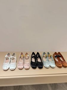 Nya Ballet Casual Shoes Women's Satin Bow Bekväma damer och flickors semester Elastiska sport Flat Dance Mary Jane Shoes Miu 2022