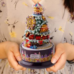 装飾的なオブジェクトの置物を回転させるミュージックボックスドールハウスクリスマスツリー回転彫刻木製の家の装飾ホーム221206