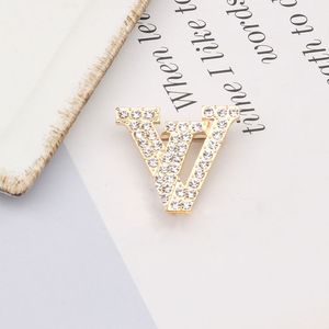 有名なデザインブランドDesinger Brooch Women Rhinestone Pearl Letter Brooches Suit Pin Luxurys Fashion Jewelry Clothing Decoration高品質のアクセサリースタイル1