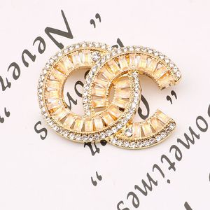 高級デザインブランドDesinger Brooch Women Crystal Rhinestone Pearl Letter Brooches Suit Pin Fashion Gifts Jewelry Clothing Descoration Accessories有名なデザイン-6