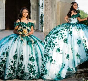 2023 ثياب زمردية غالية الثمن خضراء quinceanera فساتين بيضاء بطانة زهور الزهور الزهور لؤلؤي الدانتيل قبالة الكتف الحلو 16 فستان قطار طويل