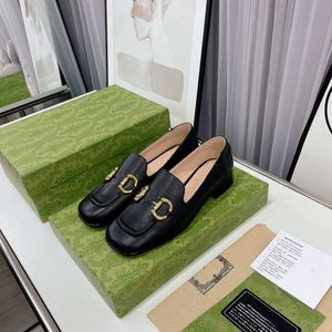 2022 neue Designer-Luxus-Kleiderschuhe, niedriger Absatz, klobige Pumps, echtes Leder, charakteristischer Webstreifen, Damenmode-Schuh-Slipper, Mokassins, Freizeitschuhe, Größe 35–41 Horsebit