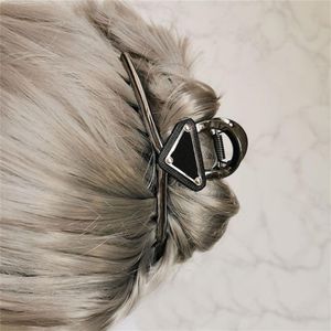 Women Designer Hairclips Metal Triangle Ladies Hair Clip with Stamp Kobiet Marka Wysokiej jakości Barrettes Fashion Hair Accessor211o
