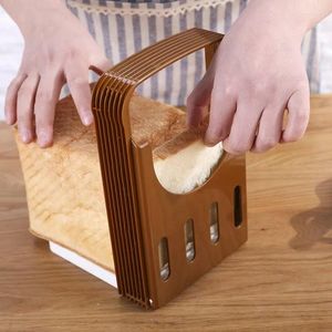 Backwerkzeuge 1PC Kunststoff Brotschneidemaschine Rack Toast Cut Assist Einstellbare Ctutter Sandwich Maker Guide Tragbare Küche Bäckerei liefert