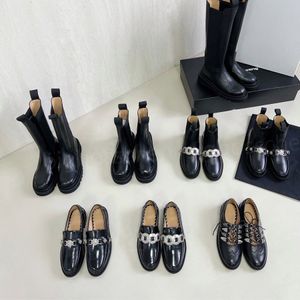 Toga Ankle Boots 여자 첼시 마틴 부티 디자이너 클래식 배지 금속 버클 라운드 헤드 슬리브 안티 슬립 스퀘어 힐 펑크 윈드 블랙 바이커 패션 신발