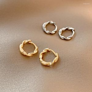 Orecchini a cerchio carini intrecciati per le donne Piccoli cerchi in oro dal design semplice Squisito regalo di gioielli sexy femminili