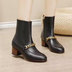 Designer feminino Martin Boots Fashion Metal Chain Leather Zipper Shoes Luxury Show Pants Sapatos Tamanho 35-41