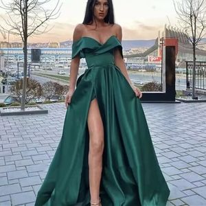 Elegante prom-jurken van de schouder Emerald Green Satin Long met been spleet V-hals vloerlengte Arabische avondjurken