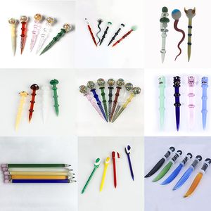 18 estilos de vidro Dabber Tool Acessórios para fumantes de lápis Ferramentas coloridas de desenho animado para óleo de cera Banger Banger Banger Banger Dab Rigs Bong Bong