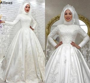 Charmiga muslimska en linje br￶llopskl￤nningar h￶g hals l￥nga ￤rmar dubai arabiska islamiska briala kl￤nningar spetsar applikationer p￤rlstav elegant satin vestido de noiva plus size cl1578