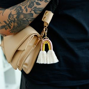 Atualize a moda feminina boho arco -íris tassel chave de anel de chave pendure o presente de joalheria do chaveiro de ouro