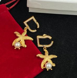 Orecchini pendenti con perle dorate alla moda Orecchini classici con orecchini a forma di lettera di design per le donne Gioielli da sposa per feste da donna con scatola