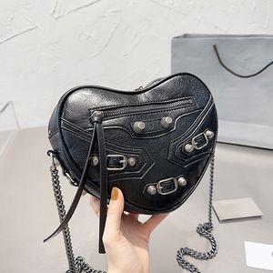 Rivet Love Bags Chains Crossbody Bag Shoulder Handbag Purse Plain Hearts Women Wallet Design Zipper Hardware Fashion Belt Buckle Decoration Non Detachable Strap