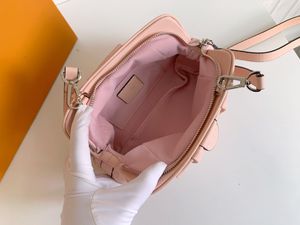 Mini-Handtasche im Clutch-Design aus Leder im Münzgeldbörsen-Design für den täglichen Bedarf. Abnehmbarer und verstellbarer Schultergurt für vielseitiges Tragen294A