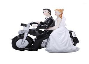 Andra festliga festf￶rs￶rjningar 1 vit svart harts brud och brudgum motorcykelkakor dekoration ornament dollstorlek 1355512cm8916030