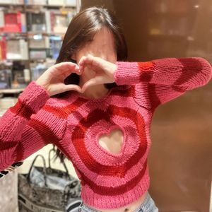 Designer-Damenpullover Rosa gestreiftes Herz mit ausgehöhlten Islandhaaren Kurzes, schmal geschnittenes Strickoberteil für Herbst/Winter
