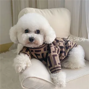 럭셔리 개가 가을 가을 겨울철 공생 된 애완 동물 옷 패션 자수 클래식 강아지 스웨터 디자이너 개가있는 개 옷 편지