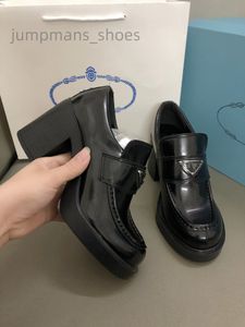 Hochhackige Slipper mit abgerundeter Spitze. Lässige Damenstiefel in Schwarz