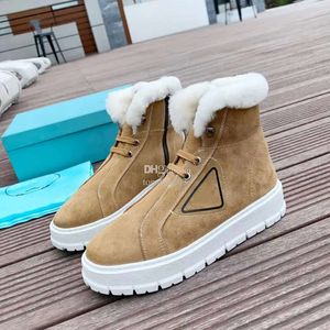 Stivali da neve classici Nuova moda Scarpe con plateau da donna Triangolo Logo Lettera Scarpe firmate Caldo peluche Lana invernale Outdoor Nero Marrone Cinghie Cerniera laterale Botto in gomma