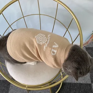 ブランドLuxurys Dog Apparel Designersファッションデニムフーディー猫の犬の服を文字屋外のカジュアルペットコートアクセサリー