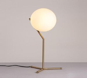 L￢mpada de l￢mpada de mesa de vidro branco moderno L￢mpadas LEDs de tabela de lat￣o de bronze para a sala de estar ao lado de ilumina￧￣o dom￩stica TA0684032500