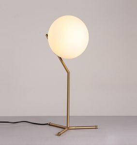 Lâmpada de lâmpada de mesa de vidro branco moderno Lâmpadas LEDs de tabela de latão de bronze para a sala de estar ao lado de iluminação doméstica TA0686288283