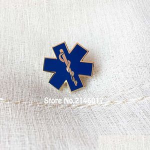 Spille Spille 50 pezzi Smalto blu Simbolo del serpente Distintivo in metallo Stella della vita Paramediciron Spille da dottore Spilla infermieristica personalizzata Ambance Br Dhmhi