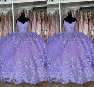 2023 Quinceanera sukienki fioletowy motyl kwiatowe kwiaty koronkowa aplikacja Spaghetti suknie balowe z dekoltem w serek wieczór formalna sukienka na studniówkę Sweet 15 Girls