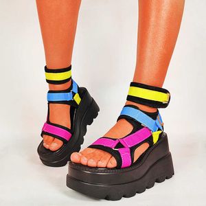 Märke gladiator plattform Nya kvinnor doratasias damer blandade färger skor kvinnliga kilar höga klackar sommar sandaler t hoes ummer andals