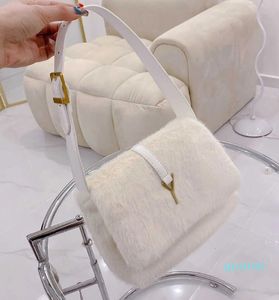 Tasarımcı Çantalar Kadınlar Peluş Baget Omuz Çantaları Kış Zarfı Altına Altına Çanta Çartı Yüksek Kaliteli Klasik Mektup Çantalar 2023