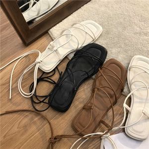 Sandaler Black Women Rom Summer New 2022 Beach Fashion Sexig Flat Casual Cross-Tie Open Toe Fairy Style SMRED BAND SHOES 582C
