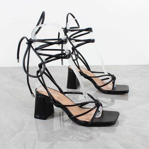 PU 스트랩 2022 얇은 새로운 여름 샌들 검은 발목 크로스 스트랩 하이힐 패션 캐주얼 두꺼운 발 뒤꿈치 여성 신발 7.5cm T221209 296 S