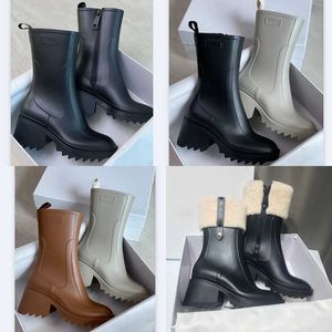 2022 Designerplattform Kvinnor Betty Rain Boot i PVC Ankel Boot Mohair Sock Martin Boots Zipper Vintage Square Head High Boot Winter Mohair Sock Martin Boots No327