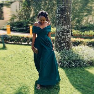 Smaragdgroene Afrikaanse bruidsmeisjesjurken Lang sexy off -schouder Black Girls Wedding Guest JIC Split Vestido de festa