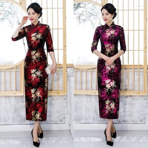 Etniska kl￤der Autumn Winter Gold Velvet Bronzing Long Seven Quarter Sleeve Cheongsam Traditionell Daily Qipao Dress Middle-Aged