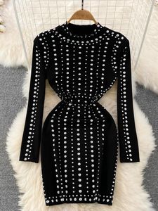 Vestidos casuais Autumn Winter Women Women Black Rivet Bodycon Dress Vintage Stand Collar Manga longa Slim Retro Mini vestidos bainha fêmea manto