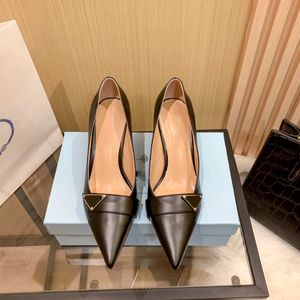 새로운 하이힐 신발 여성 고급 디자이너 드레스 금속 삼각형 장식 발 뒤꿈치 높이 8cm