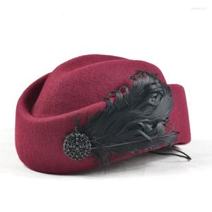 Berets 2022 Luksusowa piórka stewardess Cap Fedora Hat Fashion Fashion Solid wełniane czapki dla kobiet Brytyjski styl beretu