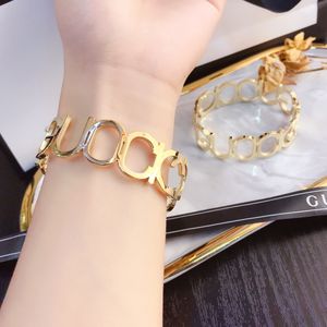 Bracciale rigido placcato oro 18 carati Bracciale di marca di lusso Gioielli firmati Bracciale lettera d'amore da donna Design di fascia alta Accessori coppia Regalo di moda classico