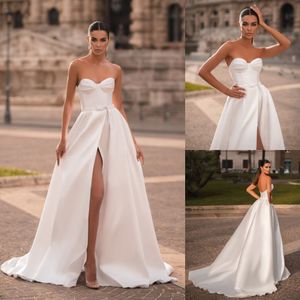 Abiti da sposa con spacco laterale Scollo senza spalline Abiti da sposa Sweep Train Una linea Custom Made Satin Berta Vestido De Novia