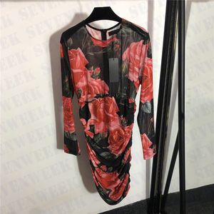 Gonne di design del vestito a rete con stampa rosa per le donne Abiti a maniche lunghe da donna con pieghe sottili alla moda Abiti da sposa traspiranti