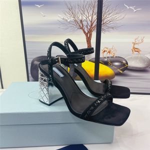 Tasarımcı Lüks Kadın Saten Sandallar Kristalli Strappy High Topuk Flat Freoks Box Toz Çantası ile Sandal