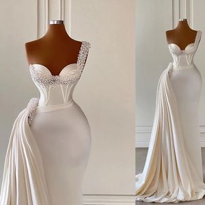 Sereia pérolas modernos vestidos de casamento pesados 2023 cetim branco um ombro overskirt trem plus size vestidos de festa de noiva robe de casamento