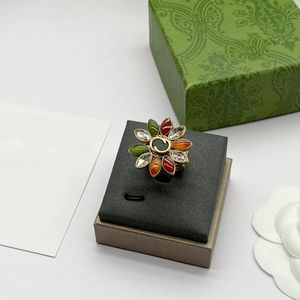 anéis agrupados três em um e pedras preciosas coloridas em forma de flor, celebridade, marca de moda, anel de designer de moda feminino, caixa de presente decorativa de alta qualidade