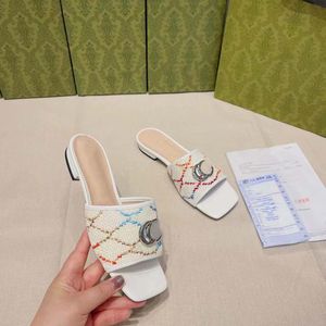Tofflor skor designer kvinnor gummipatent läder matchade