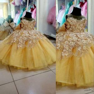 2023 Vestidos de garotas de flor de ouro para o casamento de jóia de jóia Tulle Flores feitas de renda pérolas de cristal longa festa princesa crianças vestidos de concurso de menina com arco