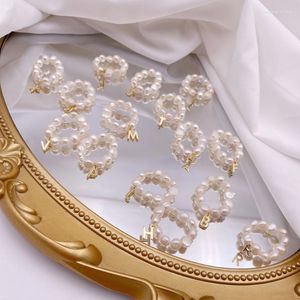 Pierścionki ślubne Minar francuski nieregularny urok perłowy dla kobiet mosiężne złoto 26 -literowe elastyczne pierścień palców hurtowe akcesoria