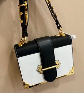 Luxos designer bolsas femininas rebite crossbody bolsas de ombro banquete compras casamento lazer pacote de negócios 2022 novo pequeno saco quadrado quente